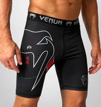 Bermuda Venum compressao MMA Black Belt pto