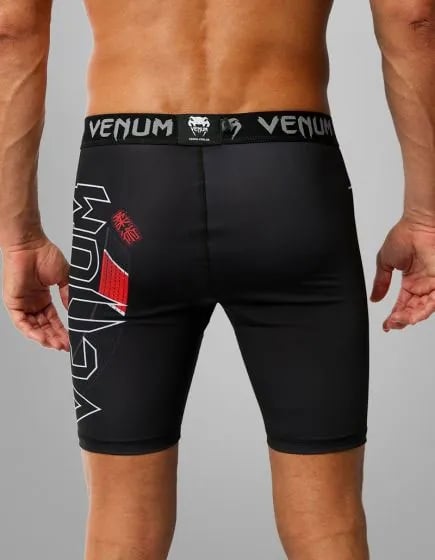 Bermuda Venum compressao MMA Black Belt pto